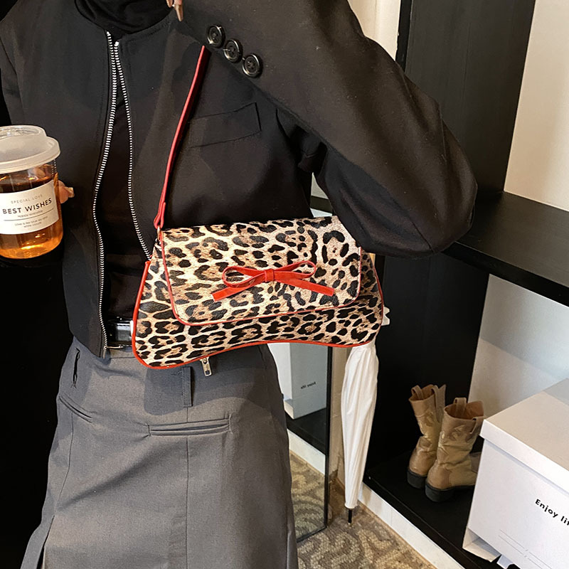 A new retro Korean-style leopard print bag with a bow, fashionable PU leather, trendy, individual and stylish single-shoulder underarm bag Specification drawing