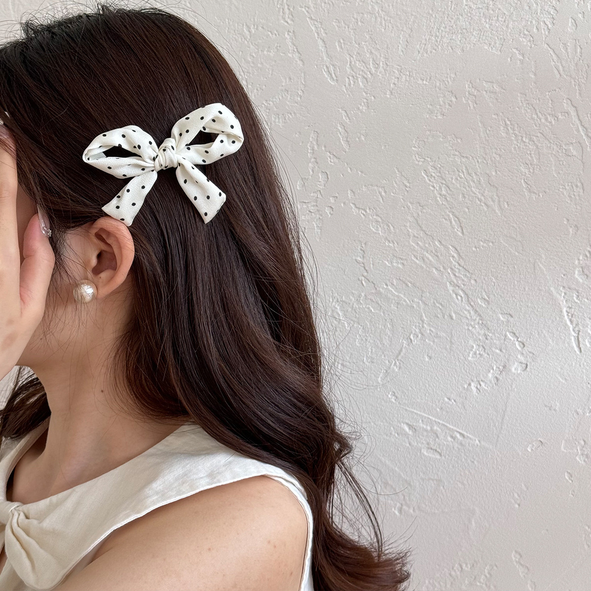 Polka dot bangs with black and white hairpins, simple bow hairpins on the side of the forehead, three-dimensional Korean duckbill, versatile details Picture