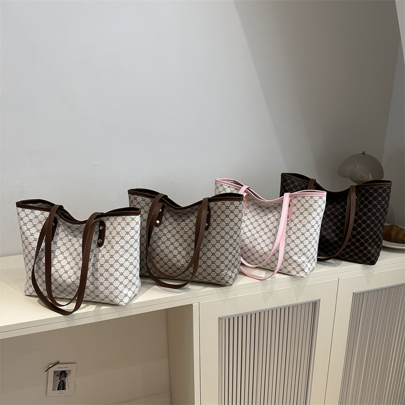 Commuting personalized large-capacity tote bag for women 2025 Spring New style, elegant and niche trendy single-shoulder bag for cross-border women Application Scenario