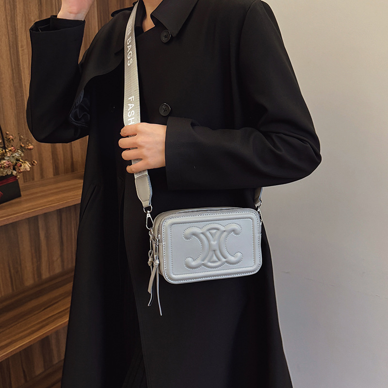 This stylish and unique 2025 women's bag is a versatile and fashionable crossbody bag for commuting Specification drawing