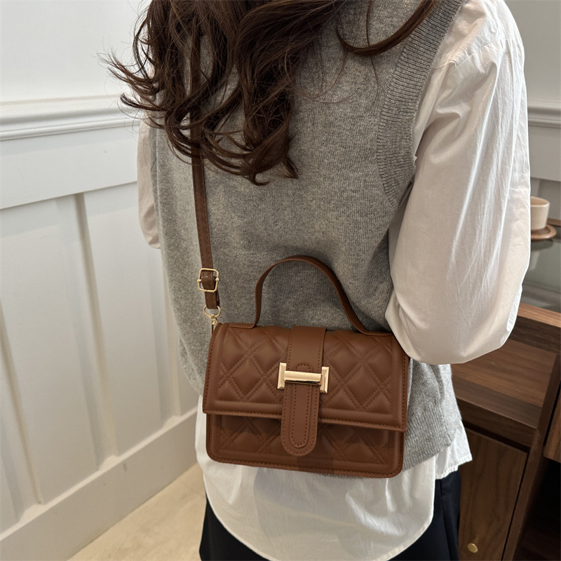 This is a new spring 2025 fashionable solid color versatile commuting small square bag with a retro texture and a hand-held shoulder crossbody Specification drawing