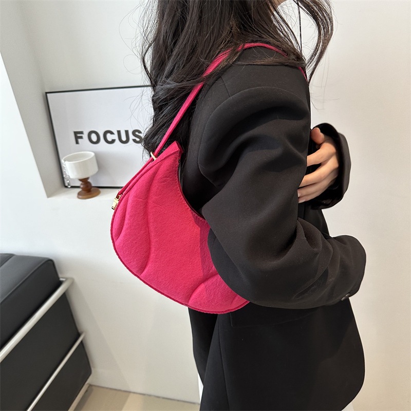 Fashionable solid color embossed underarm baguette bag for women, a new trendy and high-end style, versatile felt dumpling bag details Picture