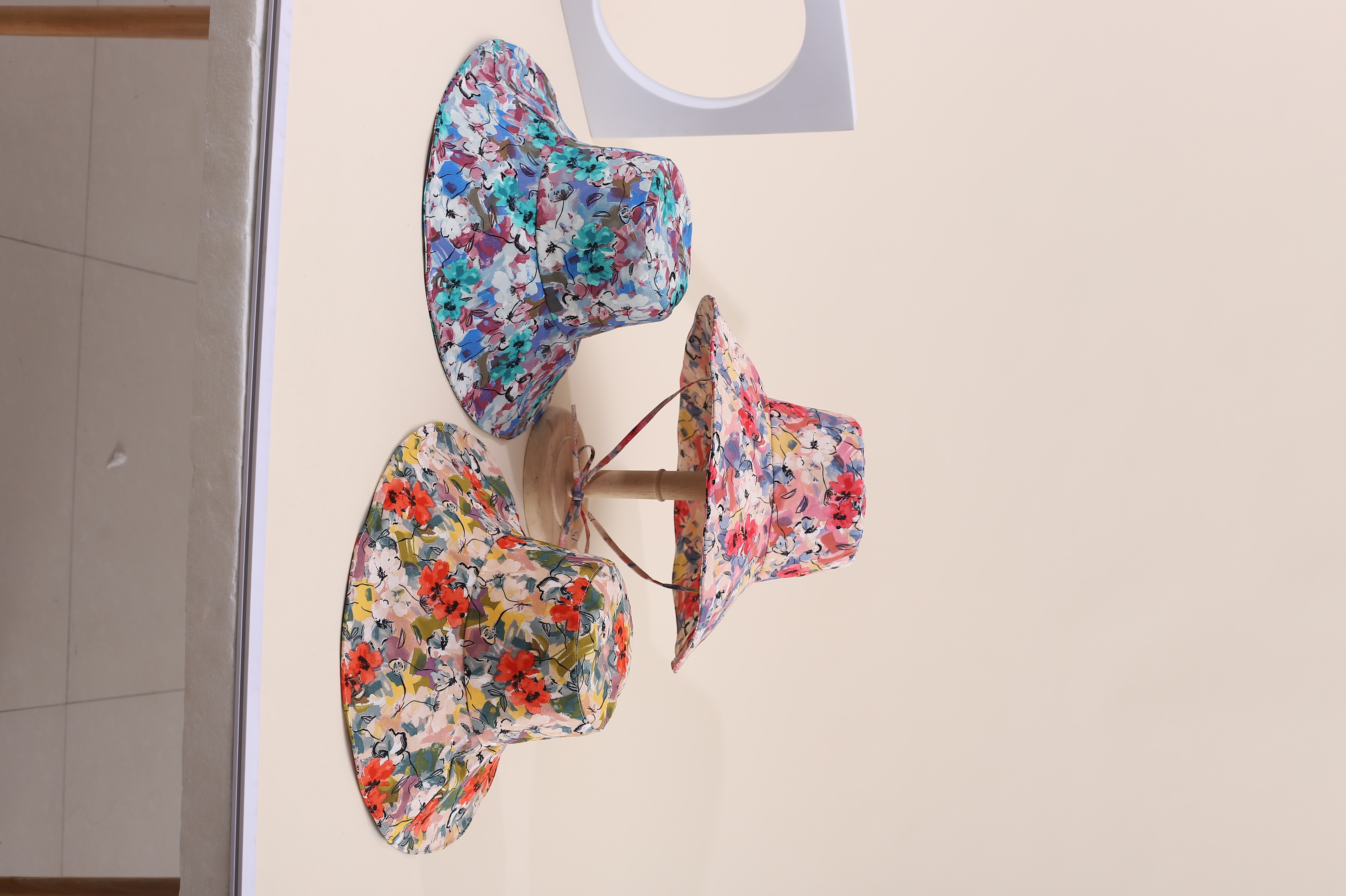This spring and summer hit Korean-style flower tree gradient irregular graffiti printed large cap brim is fashionable, classic and versatile. It can make your face look good. It's suitable for small outdoor trips, sun protection, and taking photos by the seaside. It's a perfect choice for women and adults full figure