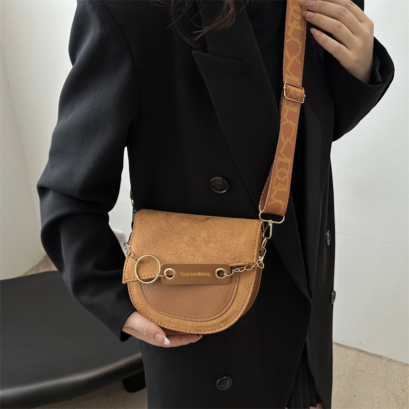 New semi-round bag in solid color crossbody bag, elegant wide shoulder strap saddle bag 2024, fashionable matte design trendy single-shoulder bag details Picture