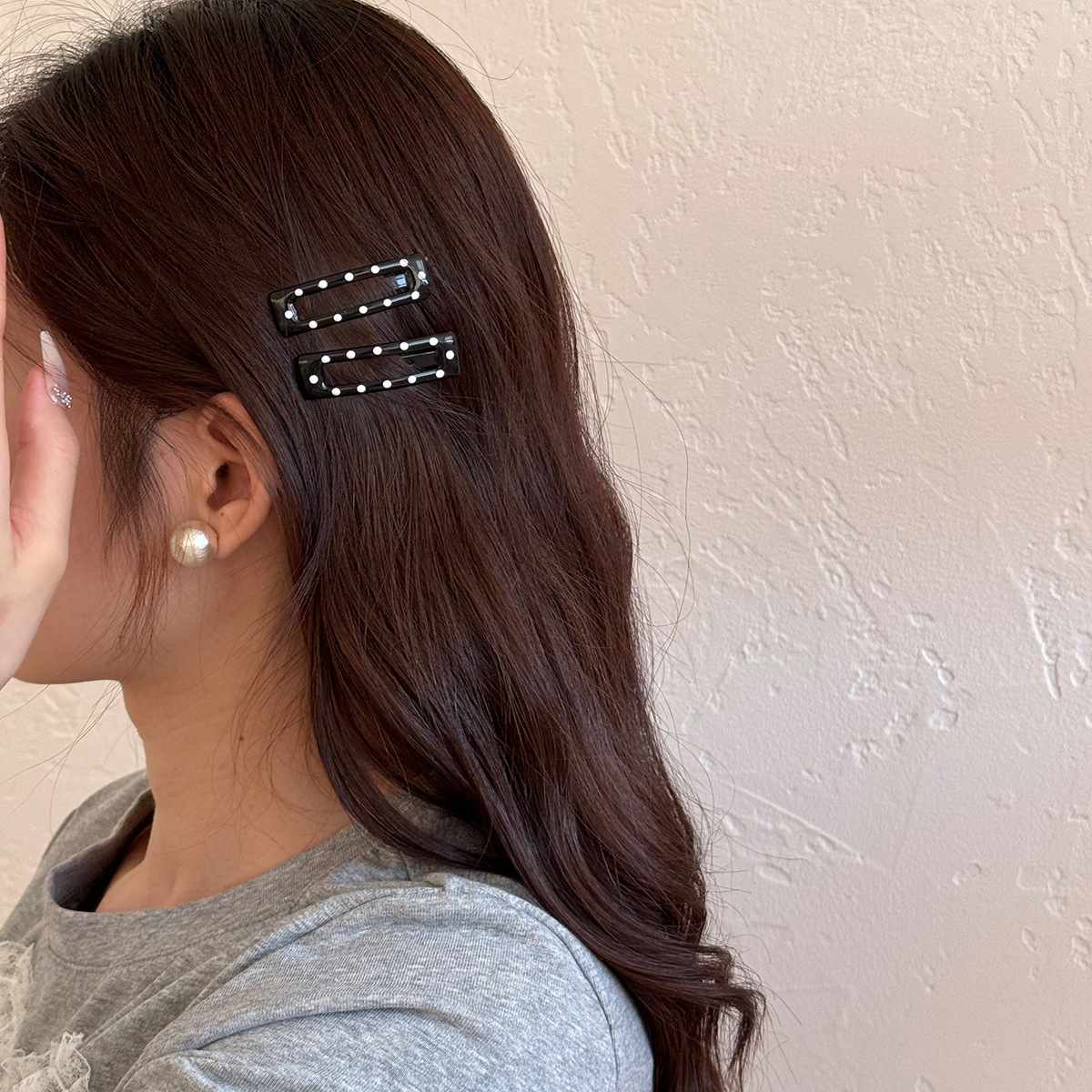 Three sets of new Korean polka dot square hair clips, black and white dot side bangs and bb clips, cute hair accessories Application Scenario