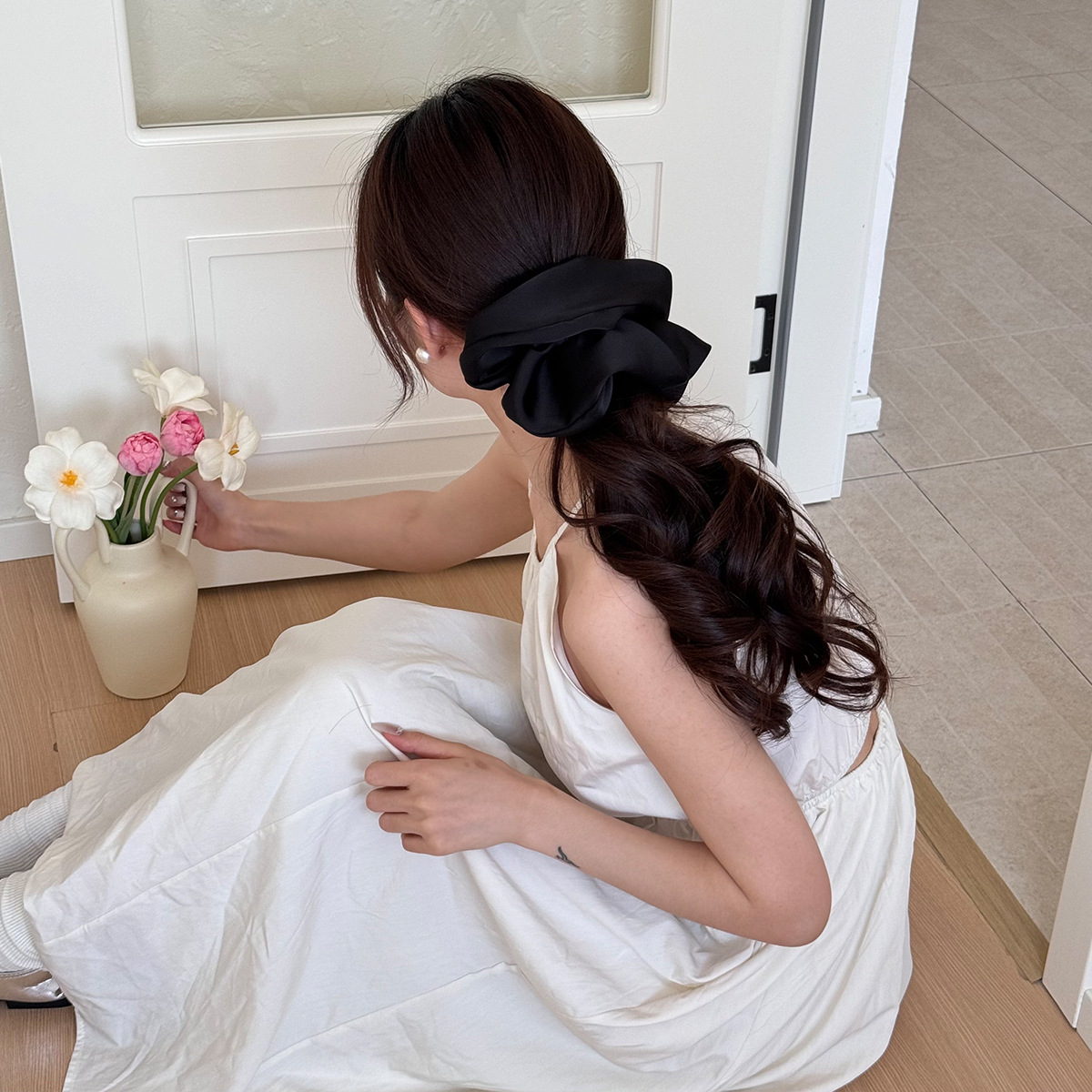 Gentle female lead, satin large intestine hair band, 2025 new style hair tie, bun hair band, high elasticity and durable hair tie Application Scenario