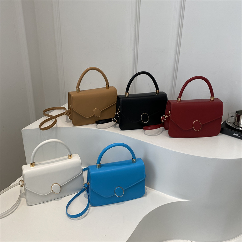 This year's popular handbags: The new 2024 winter collection features fashionable single-shoulder bags, solid-colored crossbody bags, and simple small square bags Application Scenario