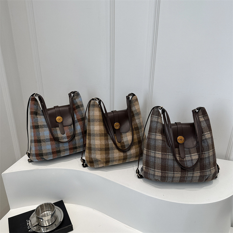 Woolen checkered backpack for women's spring 2025 New style, trendy school-style tote bag, casual large-capacity crossbody bag Application Scenario