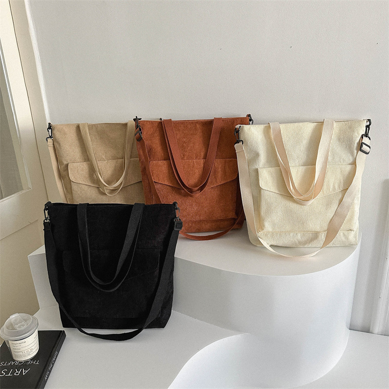 The 2025 new style of stylish and elegant design, single-shoulder crossbody, solid color retro zipper underarm textured tote bag Application Scenario