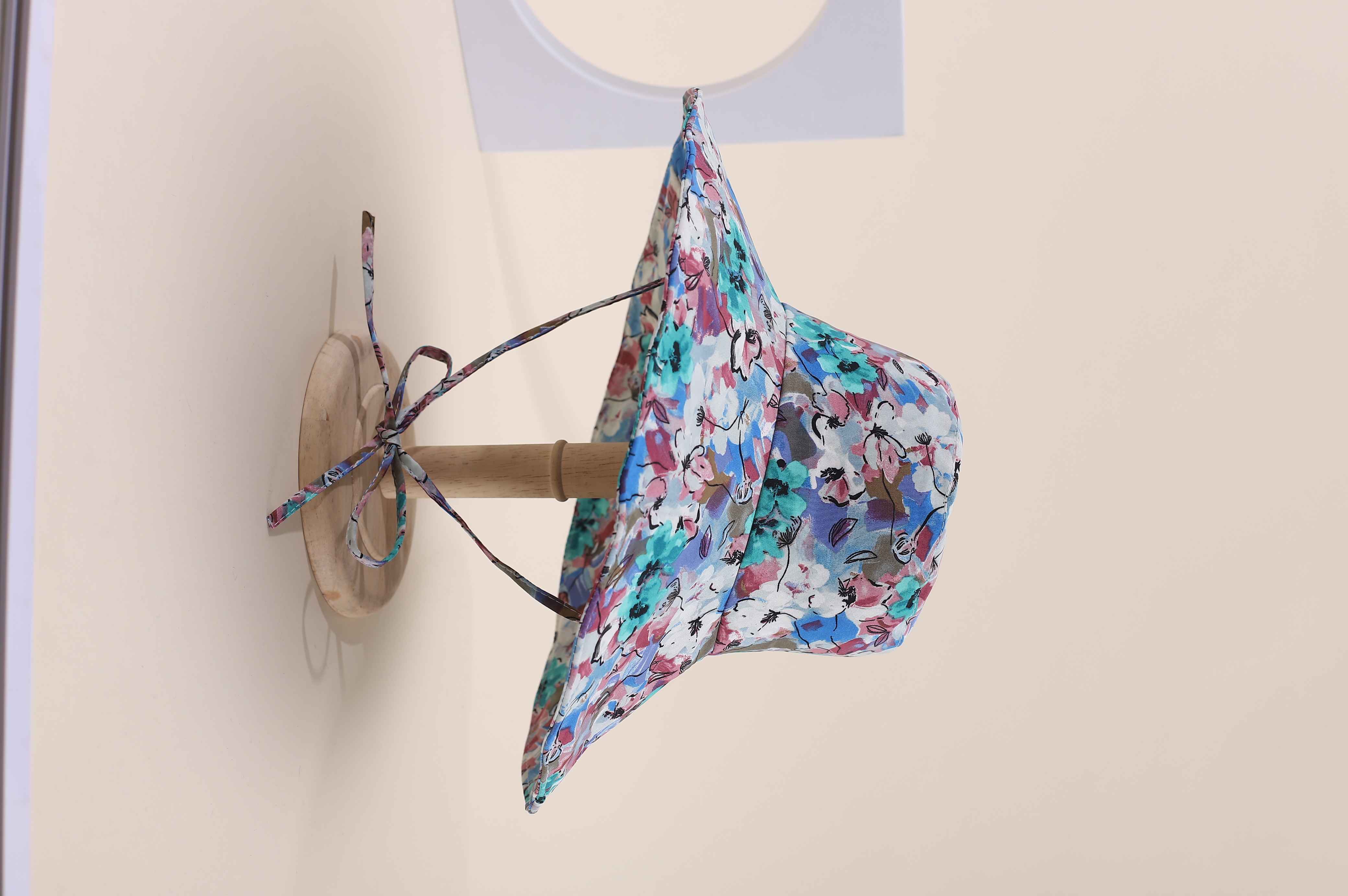 This spring and summer hit Korean-style flower tree gradient irregular graffiti printed large cap brim is fashionable, classic and versatile. It can make your face look good. It's suitable for small outdoor trips, sun protection, and taking photos by the seaside. It's a perfect choice for women and adults details Picture