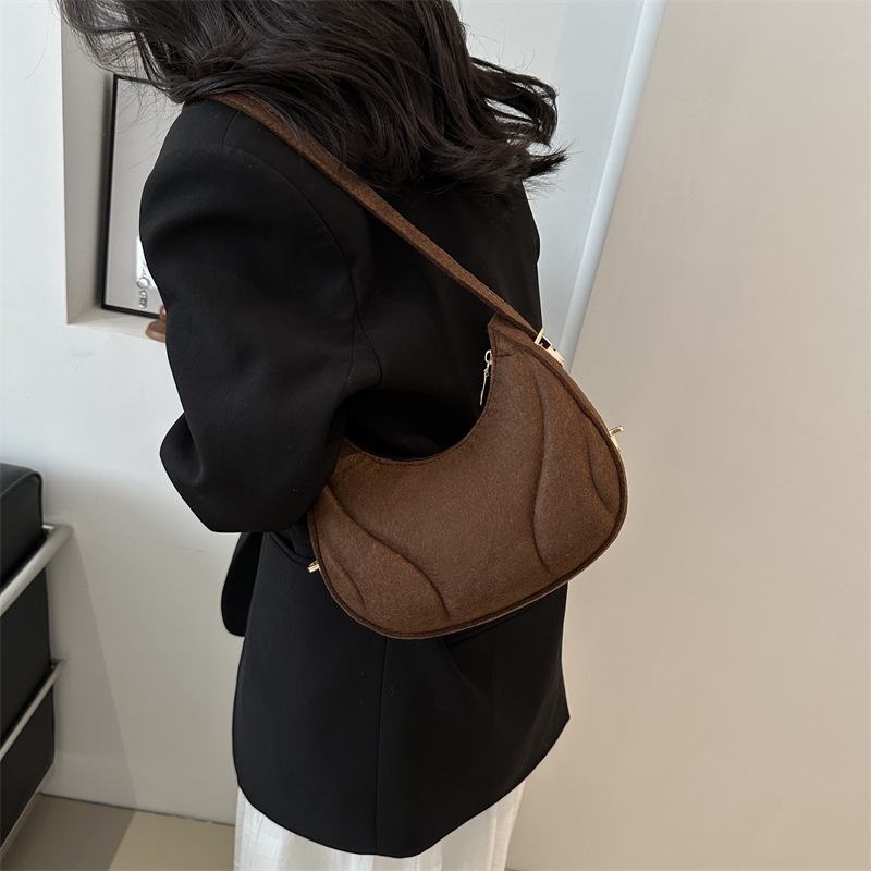Fashionable solid color embossed underarm baguette bag for women, a new trendy and high-end style, versatile felt dumpling bag Specification drawing