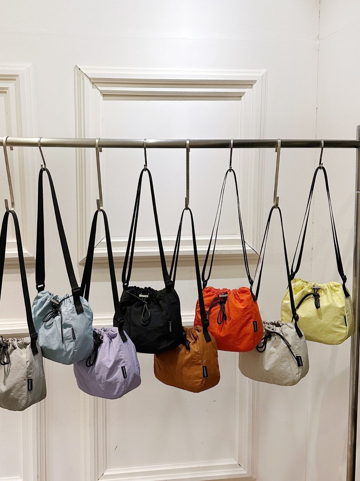 Japanese-style nylon lightweight crossbody bag with drawstring design, mini bucket bag, simple solid color, ins style, versatile mobile phone bag Item Picture