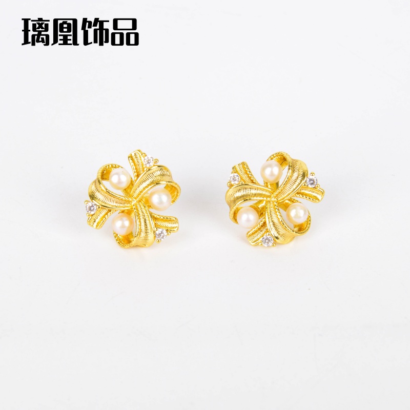 Lihuang Accessories: European and American non-fading titanium steel earrings, women's gold, niche, light luxury, fashionable and high-end earring wholesale Specification image
