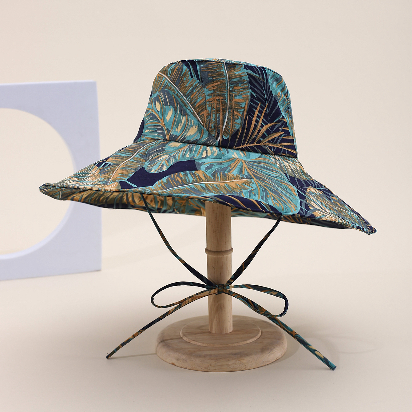 This spring and summer hit Korean-style large leaf irregular print leopard print hat brim is fashionable, classic and versatile. It can make you look good on your face. It's suitable for small outdoor trips, sun protection, and taking photos by the seaside. This adult hat for women comes with a windproof rope Specification drawing