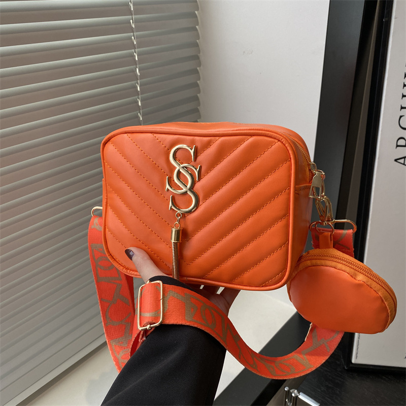 Stylish Korean-style wide shoulder strap single-shoulder bag for women, Spring 2025, niche design camera bag, ins crossbody bag, small square bag full figure
