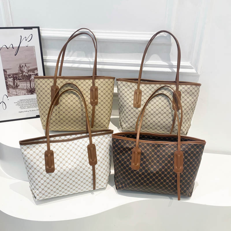 Color-blocking trendy casual Tote large bag 2025 Spring New niche fashionable casual large capacity single-shoulder bag Application Scenario