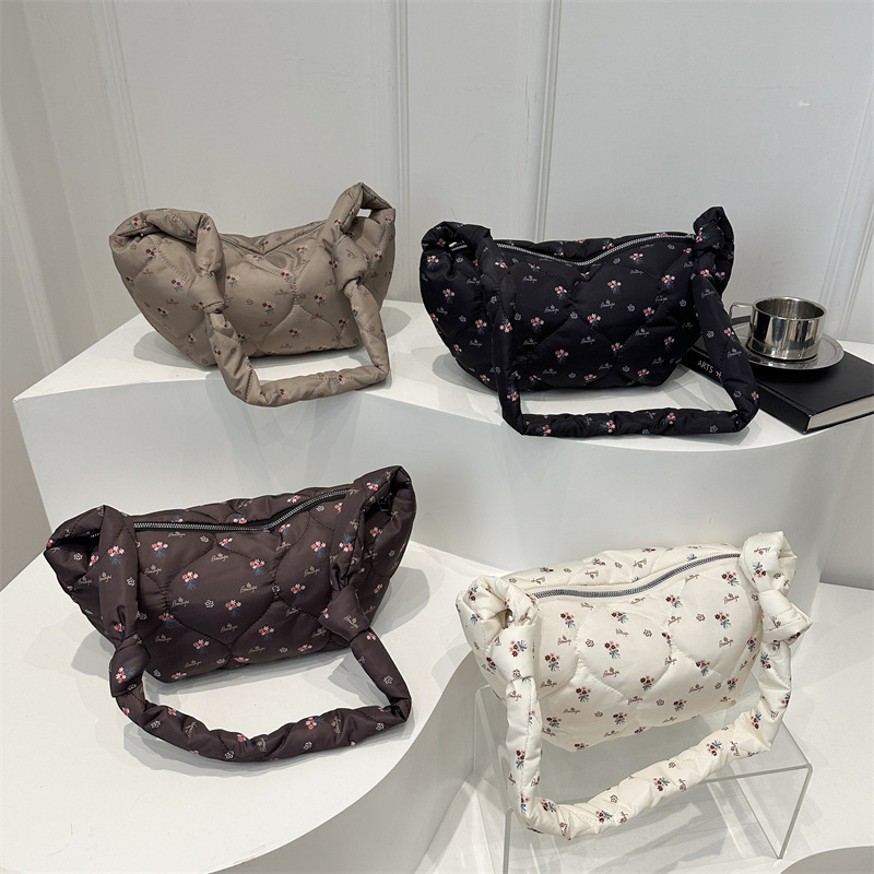 Niche design women's bag 2025 New large-capacity dumpling bag, a high-quality commuting single-shoulder hand-carry armpit bag for women Application Scenario