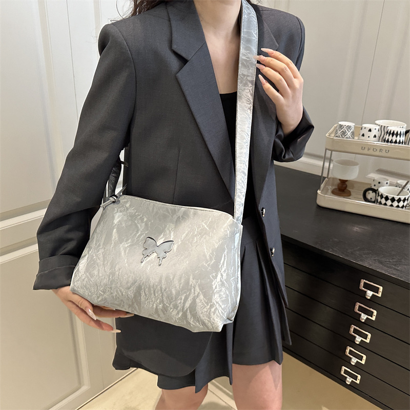 The 2025 new style of the pleated underarm bag for women is a fashionable and versatile small square bag with a high-end and stylish look. It is a single-shoulder crossbody bag details Picture
