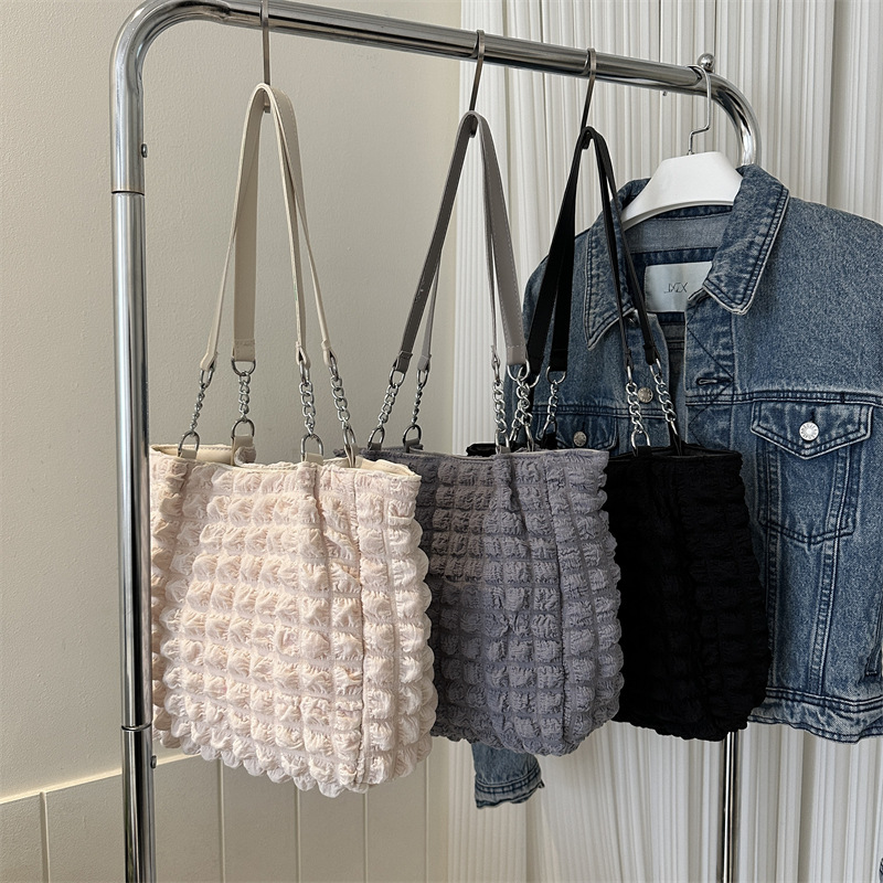 Large-capacity fashionable pleated single-shoulder underarm bag, 2025 new stylish commuter bag, chain hand-held tote bag for women Application Scenario