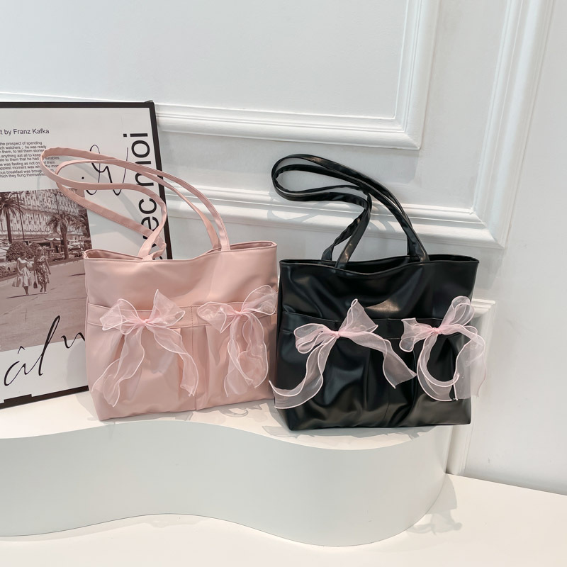 2025 New school-style bow tote bag, large-capacity pleated single-shoulder bag, cute and sweet bag for women Application Scenario