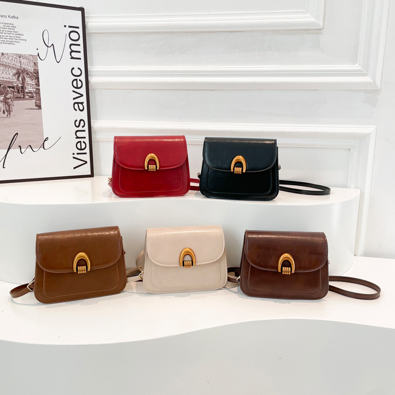 Korean-style quality crossbody bag for women, new Spring 2025 casual commuting single-shoulder bag, fashionable and trendy hand-held saddle bag Application Scenario