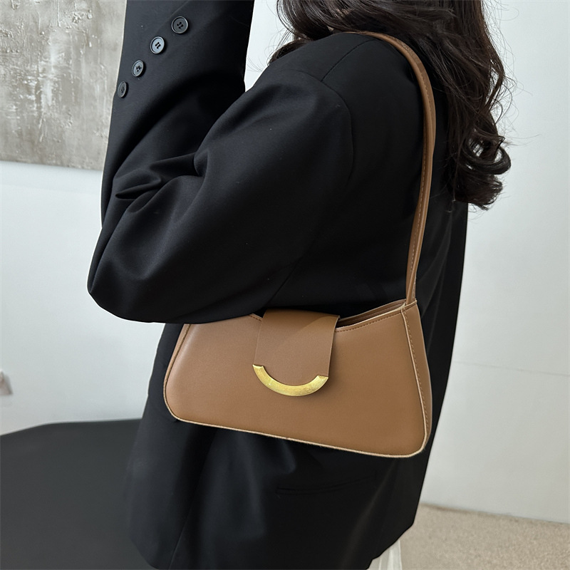The 2025 new high-quality women's bag in solid color, with a versatile and high-end feel, is a single-shoulder underarm bag for daily commuting and casual wear Specification drawing