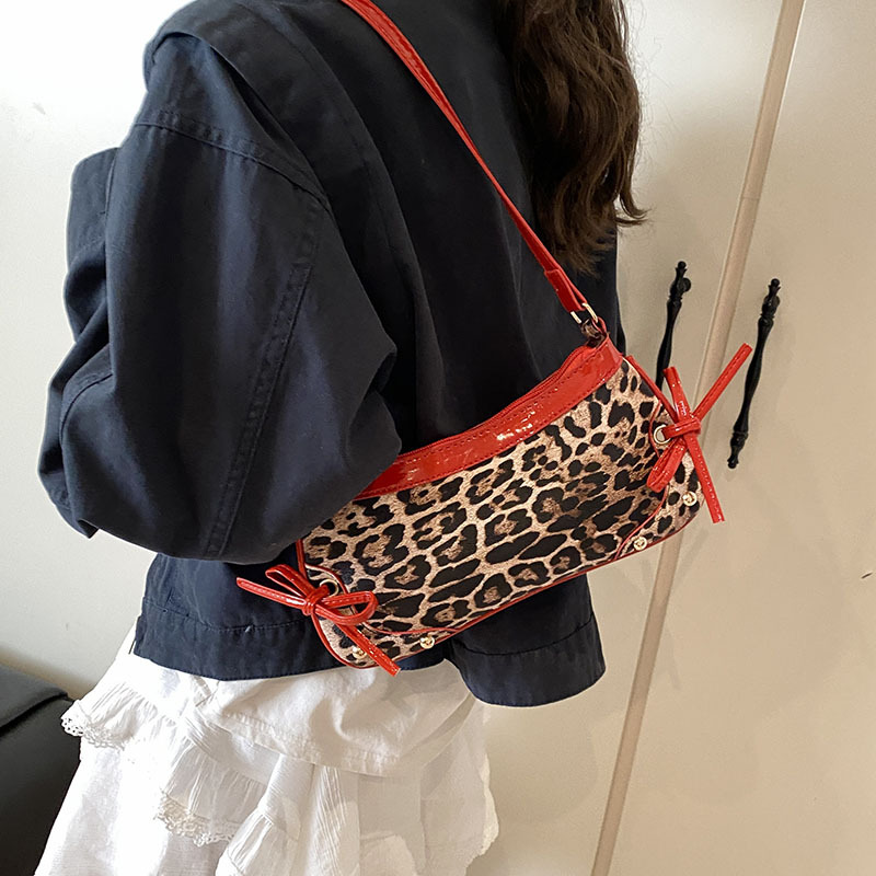 In the spring of 2025, the leopard print underarm bag is a versatile and patchwork single-shoulder small square bag for women, creating a cross-border trend Specification drawing