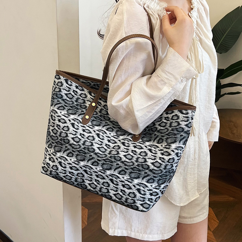 A large-capacity hand-held tote bag with a laid-back style for women, a new casual and fashionable leopard print single-shoulder commuter bag for 2025 Specification drawing
