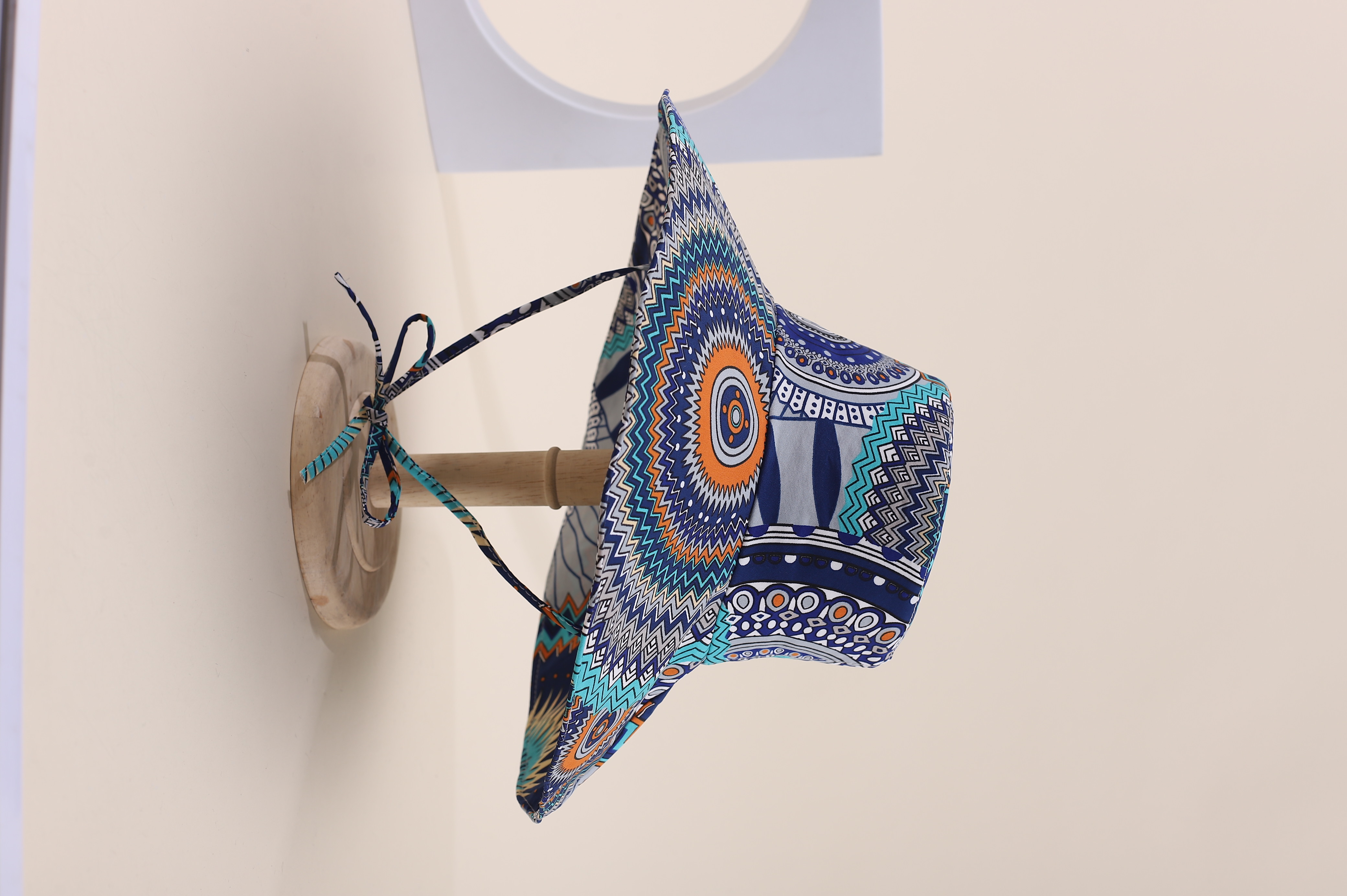 This is a must-have Korean-style irregularly printed sun hat with a stylish, classic and versatile brim that can enhance your face. It's suitable for both outdoor travel, sun protection and taking great photos by the seaside. It's a perfect adult hat for women Specification drawing
