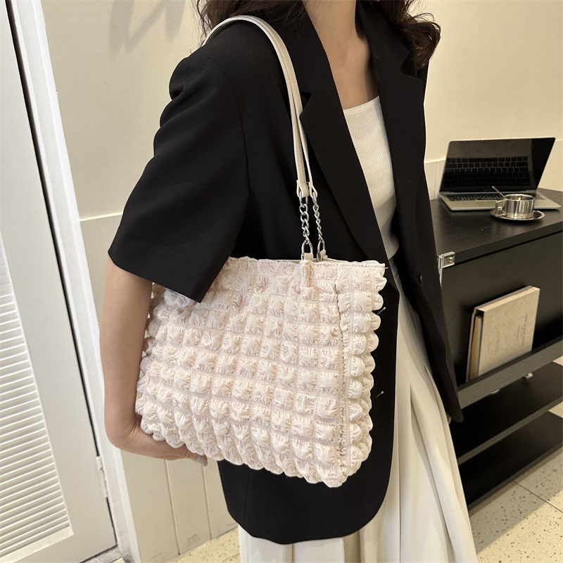 Large-capacity fashionable pleated single-shoulder underarm bag, 2025 new stylish commuter bag, chain hand-held tote bag for women Specification drawing