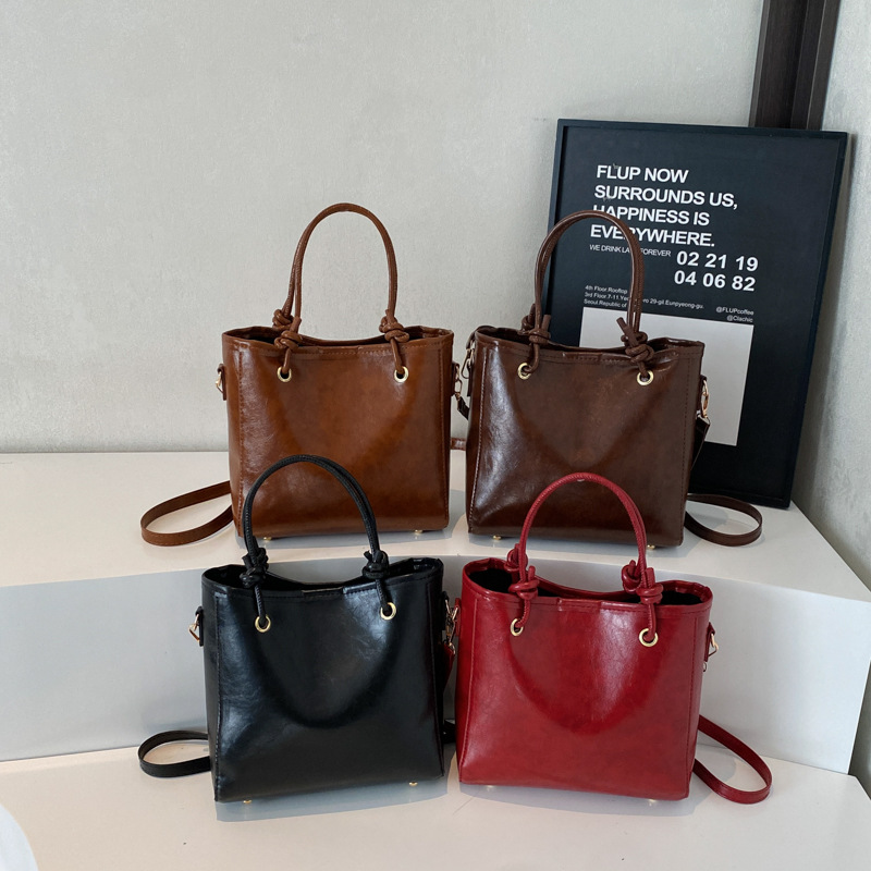 Fashionable, casual, high-end, simple and elegant commuting bag for work, large-capacity hand-held bag with shoulder and crossbody bucket Application Scenario