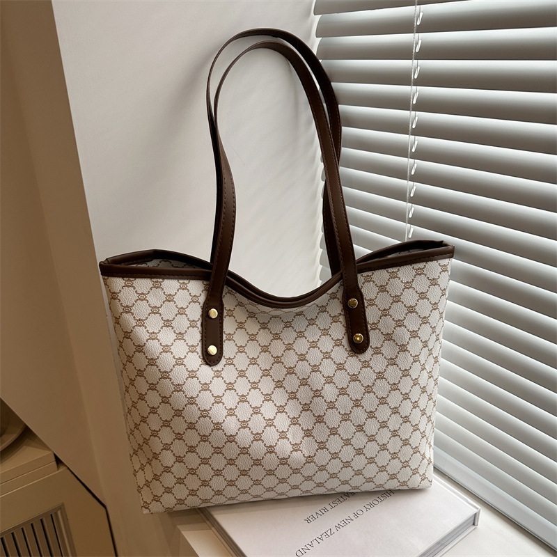 Commuting personalized large-capacity tote bag for women 2025 Spring New style, elegant and niche trendy single-shoulder bag for cross-border women full figure
