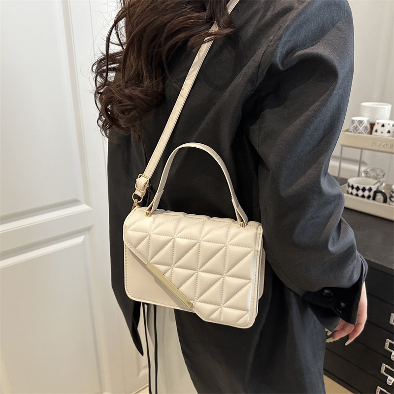 The Fashion commuting bag 2025, a single-shoulder crossbody bag with a high-quality feel, is a popular hand-held small square bag this year. It's a simple and versatile bag for women Specification drawing