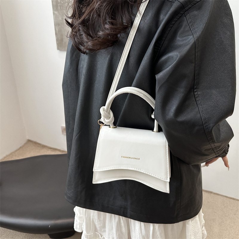 This year's popular handbag is the 2025 new stylish and versatile crossbody bag for women, an Instagram-worthy and high-quality single-shoulder handbag details Picture