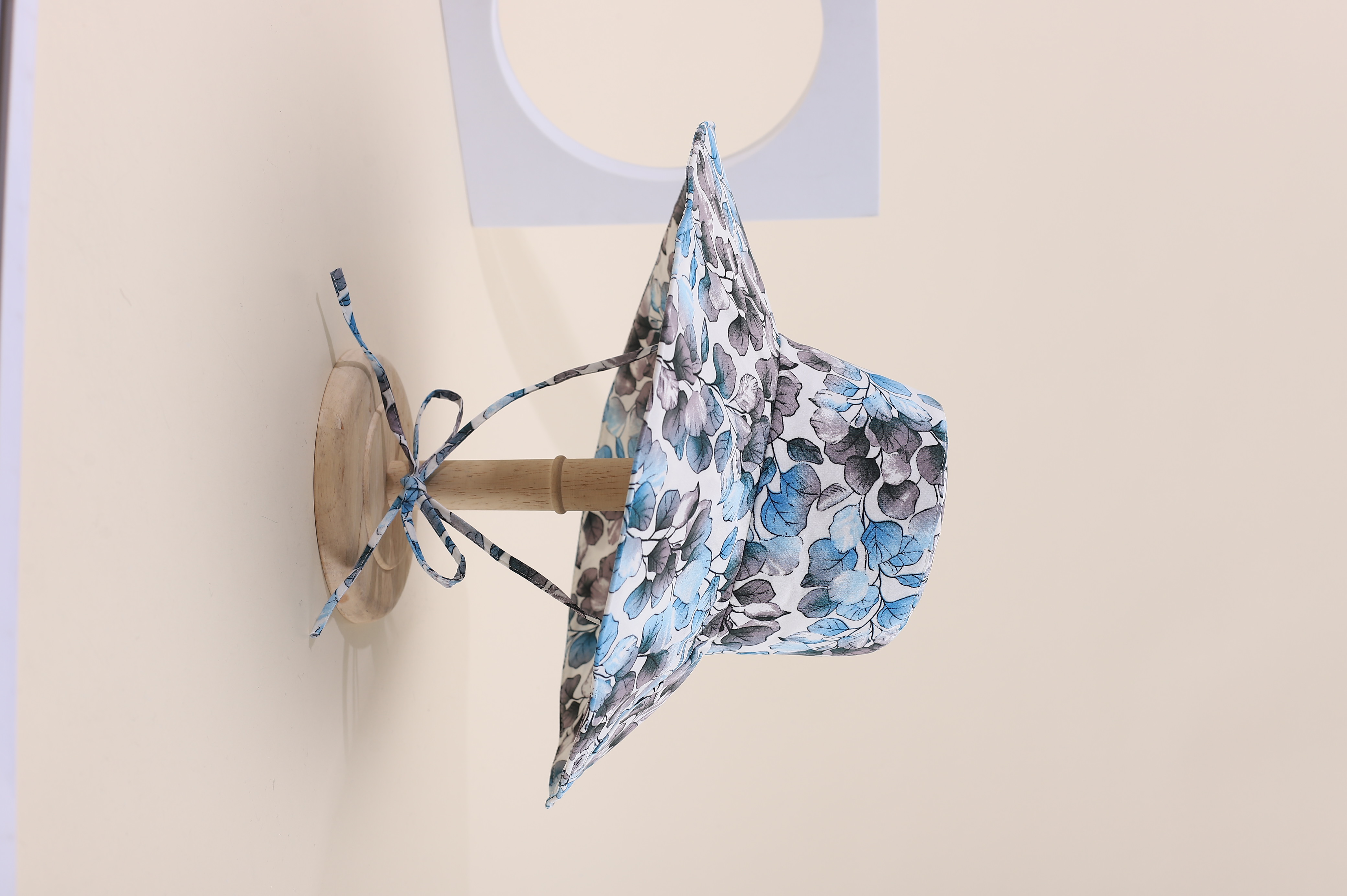 This is a popular Korean-style gradient irregular leaf cap with a large brim for spring and summer. It is fashionable, classic, versatile, and can make your face look good. It is suitable for small outdoor trips, sun protection, and taking photos by the seaside. It is also a perfect choice for women and adults Specification drawing