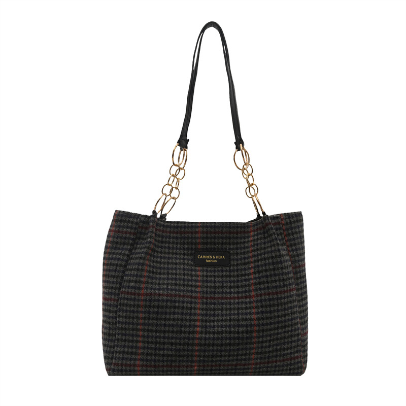 2025 Checkered large-capacity casual single-shoulder bag, simple and artistic, with a sense of design for class commuting and a unique underarm tote bag Item Picture