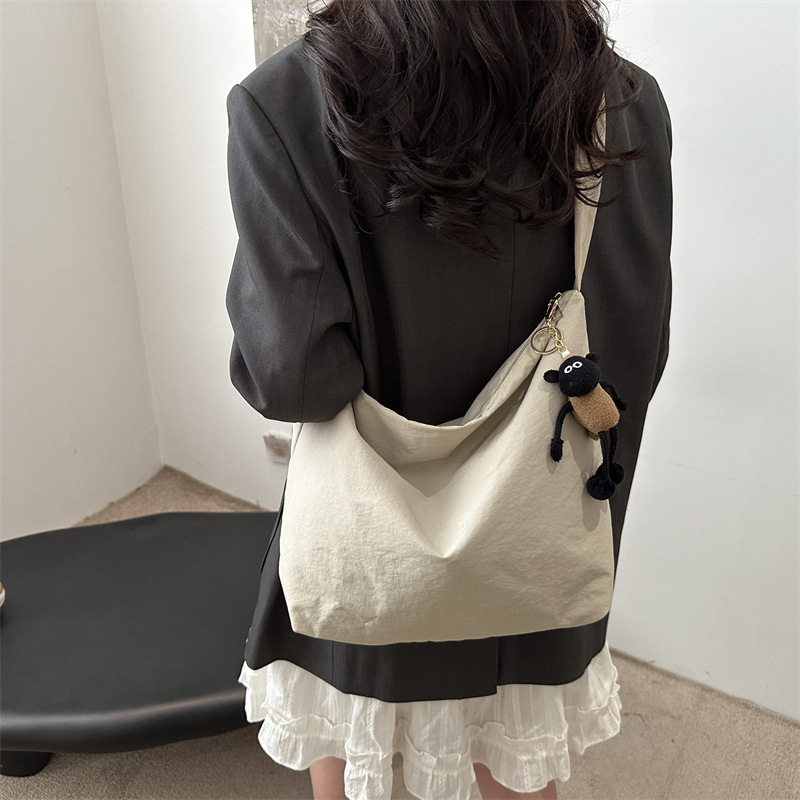 High-end texture, niche nylon pleated tote bag for women, new model 2025, large capacity, single-shoulder, hand-carry and underarm bag details Picture