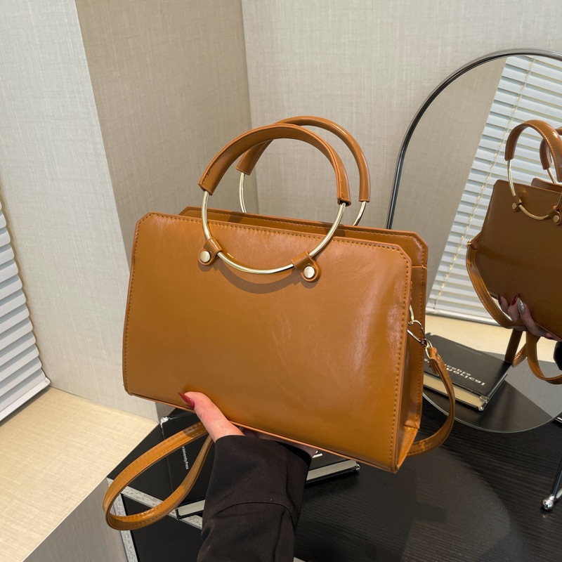The 2024 new large-capacity tote bag is a fashionable and stylish European and American circular handbag. It is a trendy single-shoulder small square bag full figure