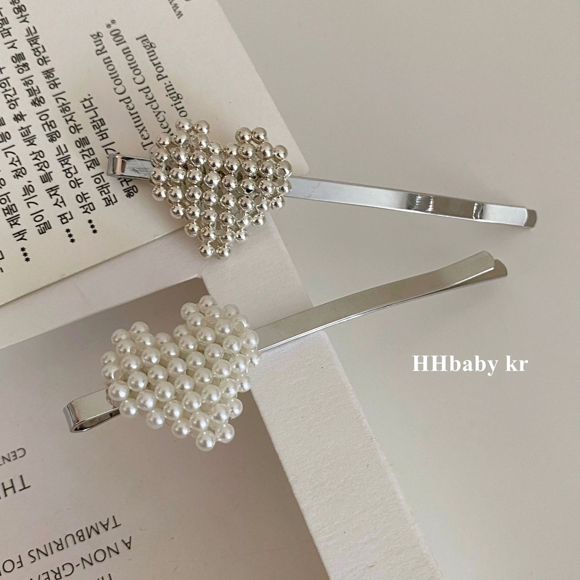 A retro and sweet girl's bangs hairpin and simple hairpin accessory, the same style as Korean ONI's pearl heart-shaped one-piece clip Application Scenario