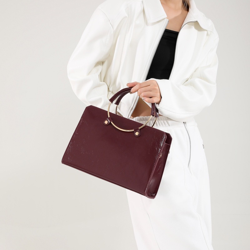 The 2024 new large-capacity tote bag is a fashionable and stylish European and American circular handbag. It is a trendy single-shoulder small square bag Application Scenario