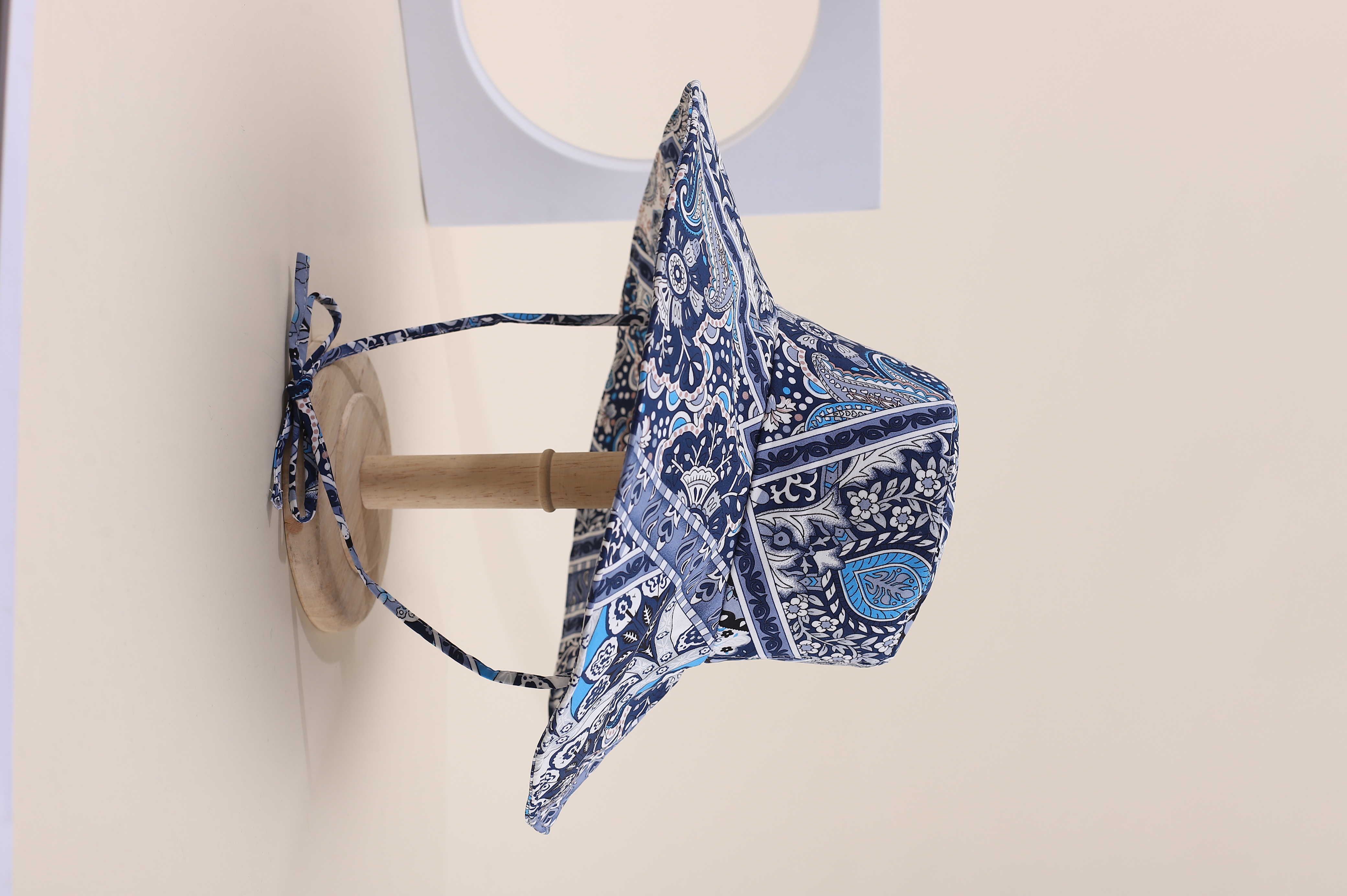 This is a popular Korean-style irregular cashew print hat with a large brim for spring and summer. It is fashionable, classic, versatile, and can make your face look good. It is suitable for small outdoor trips, sun protection, and taking photos by the seaside. It is also a perfect choice for women and adults Specification drawing