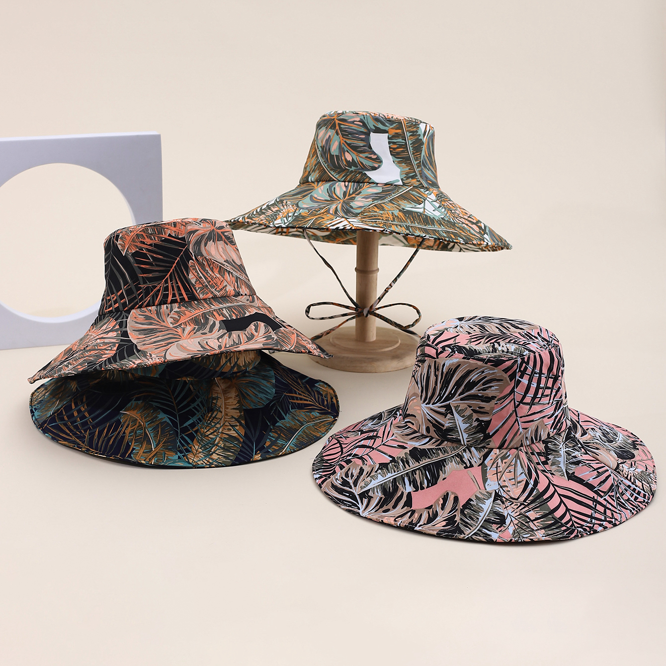 This spring and summer hit Korean-style large leaf irregular print leopard print hat brim is fashionable, classic and versatile. It can make you look good on your face. It's suitable for small outdoor trips, sun protection, and taking photos by the seaside. This adult hat for women comes with a windproof rope full figure