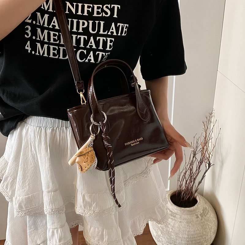 A new, trendy and versatile single-shoulder crossbody bag for women in 2025, a retro hand-held bucket bag Specification drawing