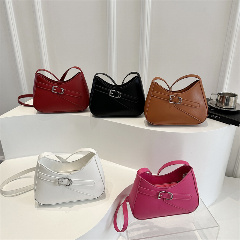 Cross-border fashionable underarm bag for women, Spring 2025 new model motorcycle bag, niche and simple commuting single-shoulder bag Application Scenario