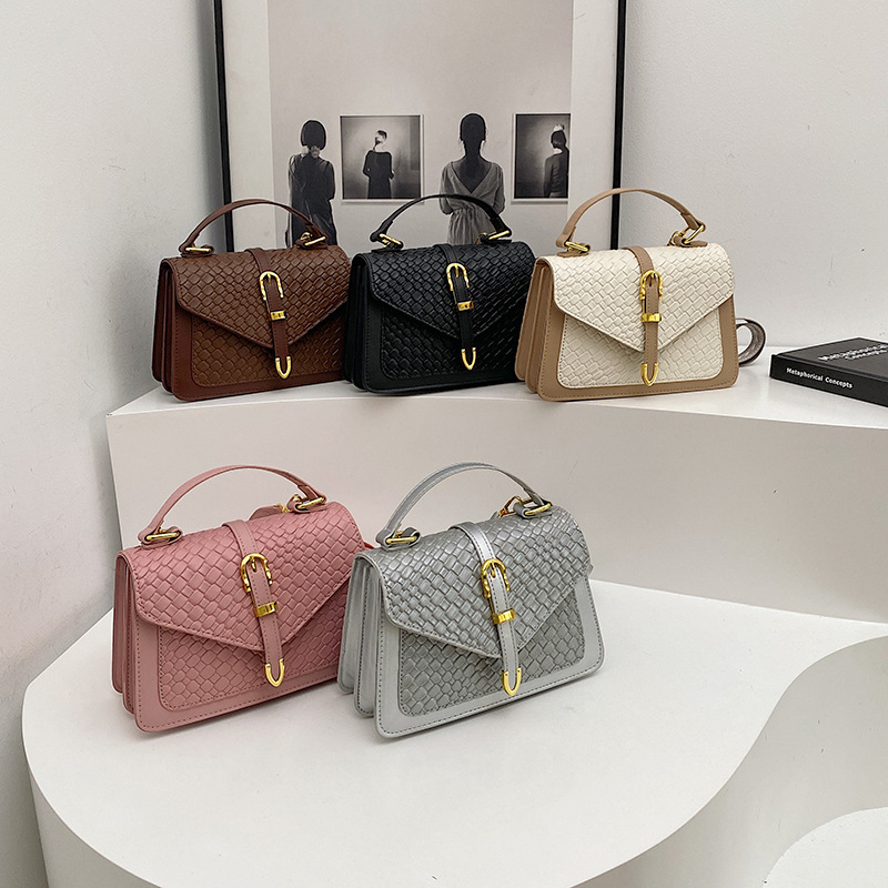 Stylish Women's bag 2025 New Spring Fashion single-shoulder crossbody bag, retro embossed woven pattern small square bag Application Scenario