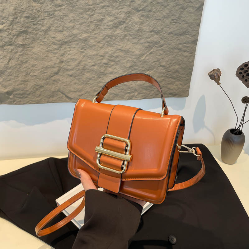 A simple, fashionable and individual women's bag for spring 2025, a niche hand-held shoulder bag with a retro texture and a small square crossbody bag full figure