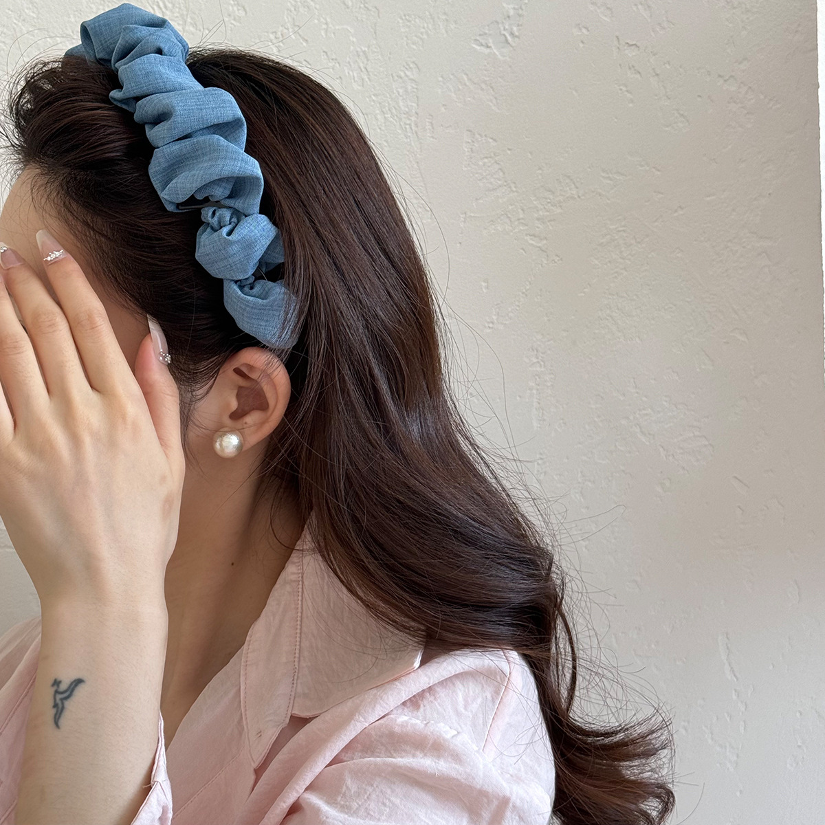 Denim blue wavy toothed high top hairband for women to press hair and wash face, anti-slip headband for broken hair, a perfect hair accessory for women Application Scenario