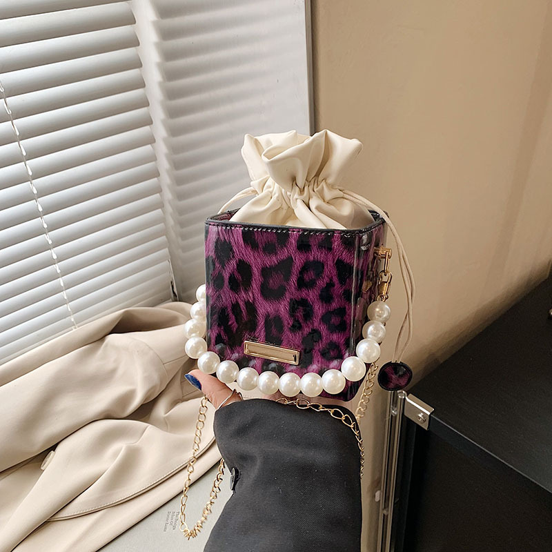 This year, a versatile, Instagram-styled, high-end single-shoulder crossbody bag for women's spring work is in vogue full figure