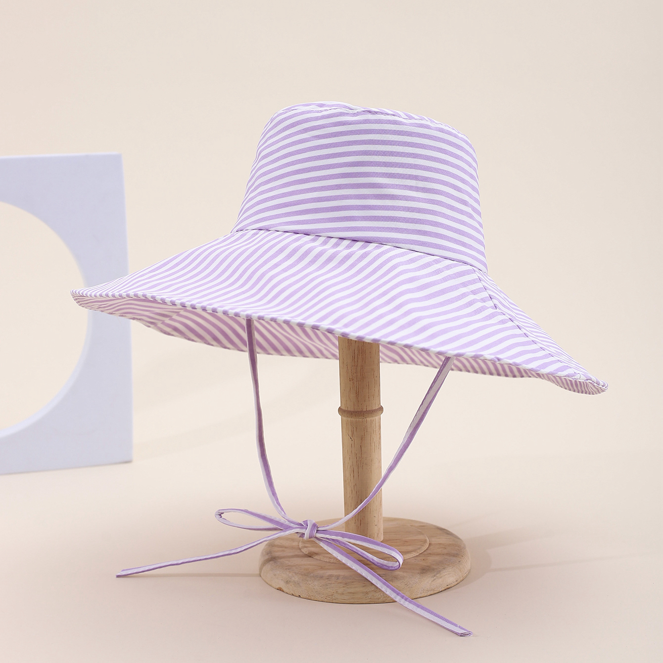 This spring and summer hit Korean-style irregular printed striped hat brim is fashionable, classic and versatile. It can make you look good on your face. It's suitable for small outdoor trips, sun protection, and taking huge photos by the seaside. This adult hat for women comes with a windproof rope Item Picture