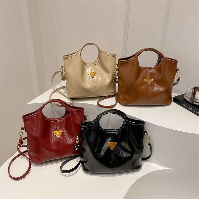 Fashionable hand-held oil wax leather bucket bag for women, 2025 new Korean style trendy single-shoulder bag, high-end and versatile women's bag Application Scenario